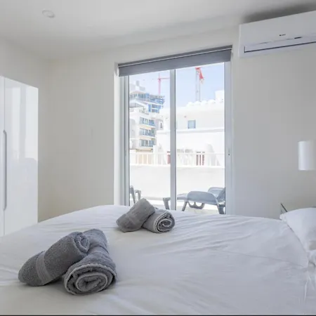 Bnbnova - Lovely Saint Julian With Terrace Apartamento