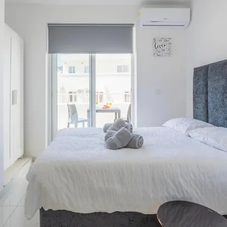 Bnbnova - Lovely Saint Julian With Terrace Lägenhet