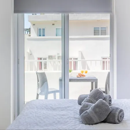 Bnbnova - Lovely Saint Julian With Terrace Lägenhet *