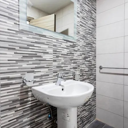 Bnbnova - Lovely Saint Julian With Terrace Lägenhet *